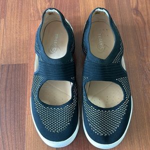 EUC Women’s CLARKS Trigenic black/tan Sandal sneaker Shoes (10M)